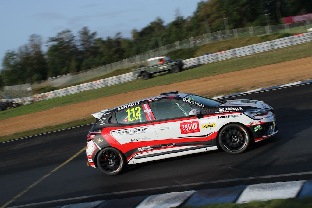 Mathias Dall – sejr i fire ud af fem kørte heats i 2023 i Hankook SuperCup. Flot kørt, af den unge kører i den flotte Renault Clio V.
(Foto: JJ Media)